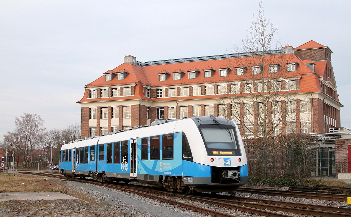 Bentheimer Eisenbahn VT 114 oder 1648 114/614 als RB nach Neuenhaus bei der Einfahrt in Nordhorn