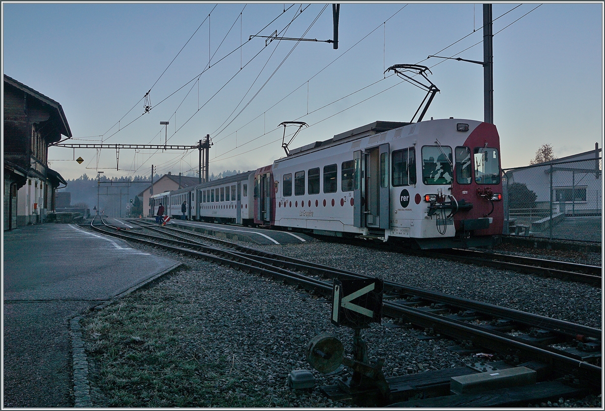 Bereits bei der Rückfahrt des Zugs als S 60 14955 hat sich der Nebel in Broc Village verzogen. Der Zug ist wie folgt formiert: (von hinten nach vorne) TPF Be 4/4 121, B 207, B209 und ABt 221.

26. Nov. 2020