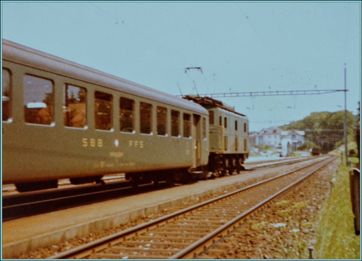 Bereits im Sommer 1981 war abzusehen, dass der Fahrzeugbestand für den Taktfahrplan 1982 äusserst knapp war. Folglich musste auch auf ältere Triebfahrzeuge zurückgegriffen werden. Die Ae 3/5 Gotthard Auto-Tunnel-Loks waren sein der Eröffnung des Strassentunnel 1980 entbehrlich und so suchte die SBB für die alten Loks ein neues Einsatzgebiet. Bei Probefahrten auf der Strecke Lyss - Solothurn - Herzogenbuchsee zeigte sich jedoch, dass die kleinen Loks die Fahrzeiten nicht einhalten konnten. Schliesslich fanden sie ihren Platz im Raum Wohlen - Lenzburg. 

Das Bild zeigt eine Ae 3/5 mit einem Personenzug Lyss - Herzogenbuchsee bei Halt in Büren an der Aare. 

Analog Bild (110 Film) vom Sommer 1981