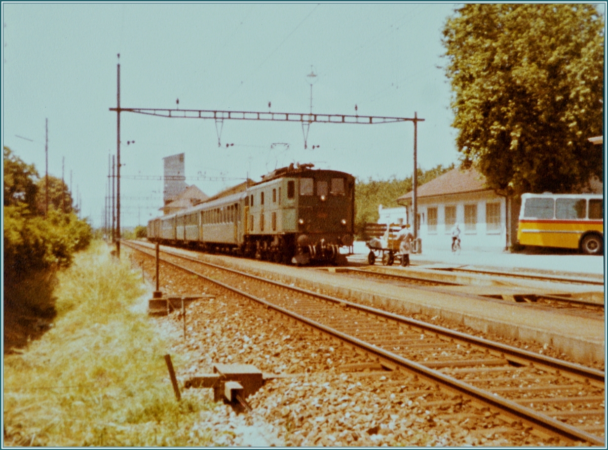 Bereits im Sommer 1981 war abzusehen, dass der Fahrzeugbestand für den Taktfahrplan 1982 äusserst knapp war. Folglich musste auch auf ältere Triebfahrzeuge zurückgegriffen werden. Die Ae 3/5 Gotthard Auto-Tunnel-Loks waren sein der Eröffnung des Strassentunnel 1980 entbehrlich und so suchte die SBB für die alten Loks ein neues Einsatzgebiet. Bei Probefahrten auf der Strecke Lyss - Solothurn - Herzogenbuchsee zeigte sich jedoch, dass die kleinen Loks die Fahrzeiten nicht einhalten konnten. Schliesslich fanden sie ihren Platz im Raum Wohlen - Lenzburg. 
Das Bild zeigt eine Ae 3/5 mit einem Personenzug Lyss - Herzogenbuchsee bei der Ankunft in Büren an der Aare. 

Analog Bild (110 Film) vom Sommer 1981