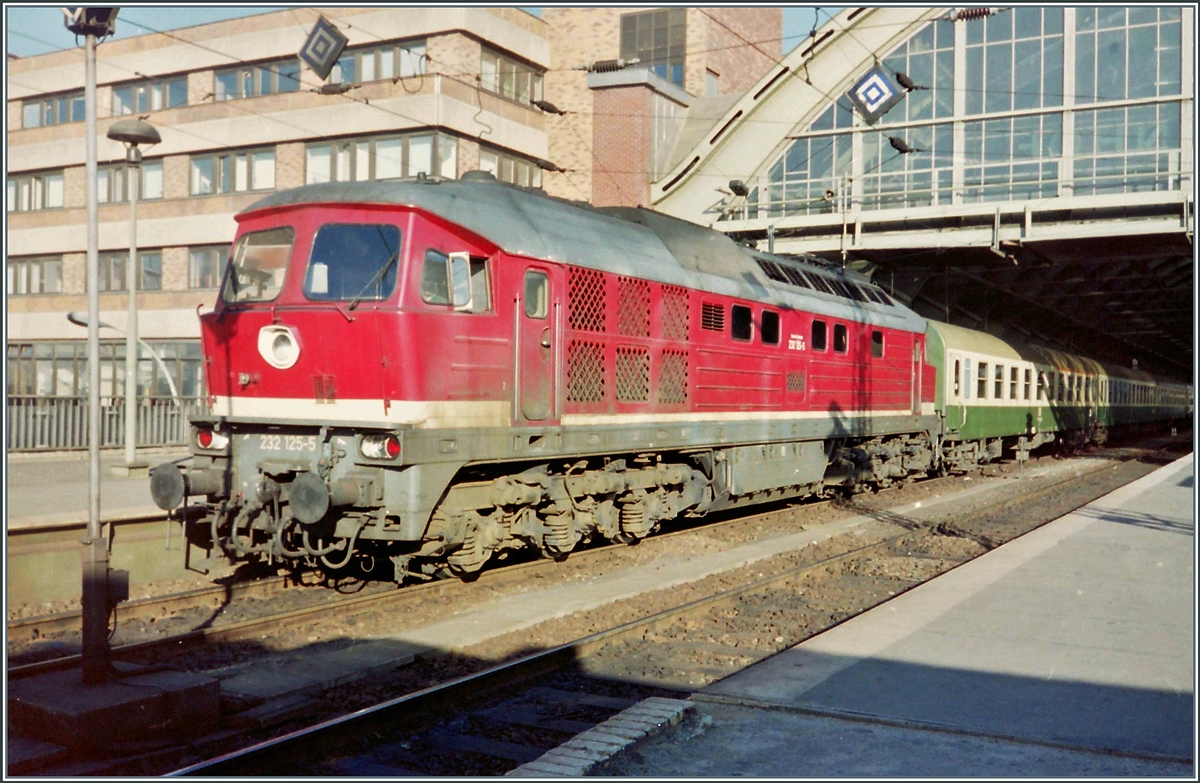 Berlin Hauptbahnhof, so hiess der heutige Ostbahnhof zur Zeit der Aufnahme mit dem von Osten her nur bis ans Hallendach reichenden Fahrdraht und der 232 125-5 welche mit einem Personenzug im Bahnhof steht. 

3. Mai 1994