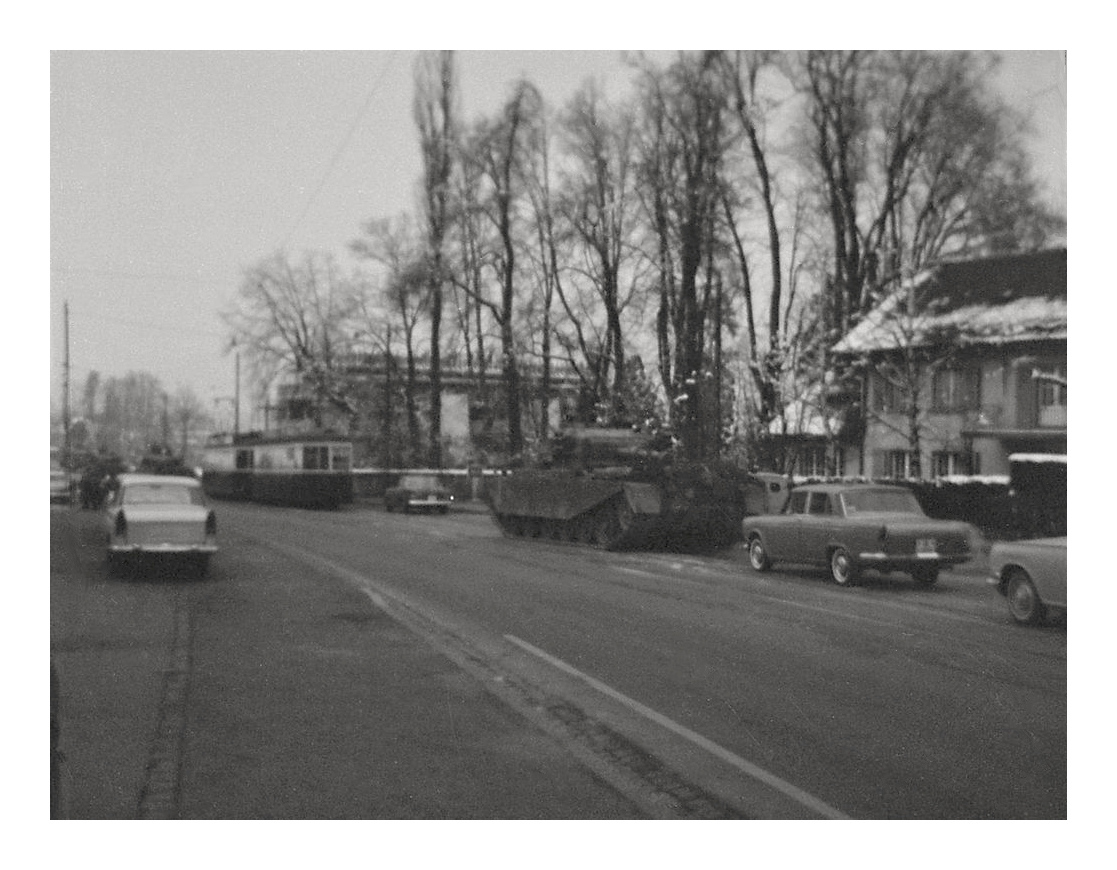 Berner Tram und Panzer: Früher fuhren Panzerkolonnen recht häufig von Thun in die Westschweiz und gerieten dabei auch dem Tram in die Quere. Diese Panzerverlegungen erreichten Bern meist in der Abenddämmerung, weshalb die Bilder recht dunkel sind (zumal meine primitive Kamera daran nichts ändern konnte). Die Schäden am Strassenbelag waren - wie zum Teil zu sehen ist - horrend. Um 1964.  