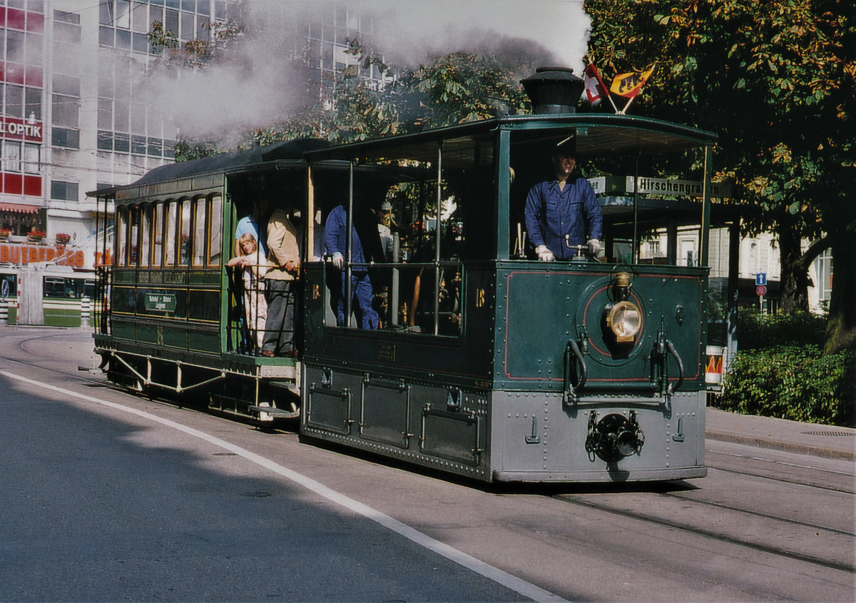 Berner Tramway-Gesellschaft AG, Dampftram Bern.
BERNMOBIL
Strassen und Umgebung haben sich zwar im Laufe der Zeit sehr stark verndert.
Das Dampftram hingegen rattert noch wie im Jahre 1894 durch die Gassen der Stadt Bern.
G 3/3 12, 1894 und C4 31 beim Hirschengraben auf Sonderfahrt im Juni 1994.
Die Lok stand bis im Jahre 1902 im regulren Dienst. Der Anhnger schaffte es bis in das  Jahr 1959.
Foto: Walter Ruetsch