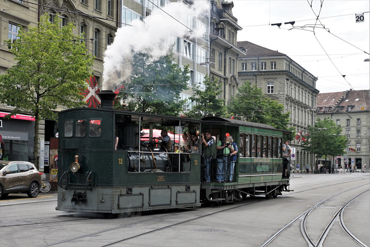 BERNMOBIL historique.
Die ersten �ffentlichen Fahrten von BERNMOBIL historique fanden am 24. Juni 2018 statt.
F�r die voll ausgebuchten Sonderfahrten standen folgende Fahrzeuge im Einsatz:

Be 8/8 (Nr.  719, Baujahr 1973)
Be 4/4 (Nr. 107, Baujahr 1947)
Dampftram (Nr. 12, Baujahr 1894)
Saurer-Autobus (Nr. 5, Baujahr 1924)
FBW Autobus  (Nr. 157, Baujahr 1965)

20 Oldtimer auf Schiene und Strasse
Die Sammlung der Stiftung BERNMOBIL historique umfasst insgesamt 20 Fahrzeuge: 10 Schienenfahrzeuge, 8 Autobusse sowie 2 Trolleybusse, darunter neben dem Dampftram auch das beliebte Waggon-Restaurant oder das Fondue-Tram. Sie dokumentieren alle wichtigen Epochen und Fahrzeugtypen des Nahverkehrs in der Stadt und Agglomeration Bern. Die Stiftung b�ndelt das Wissen wie auch die finanziellen und personellen Ressourcen, um die nostalgischen Fahrzeuge unterhalten und betreiben zu k�nnen. Die Form der Stiftung bietet Gew�hr daf�r, dass die Fahrzeuge langfristig als historisches Erbe der Stadt Bern erhalten bleiben.
Foto: Walter Ruetsch 