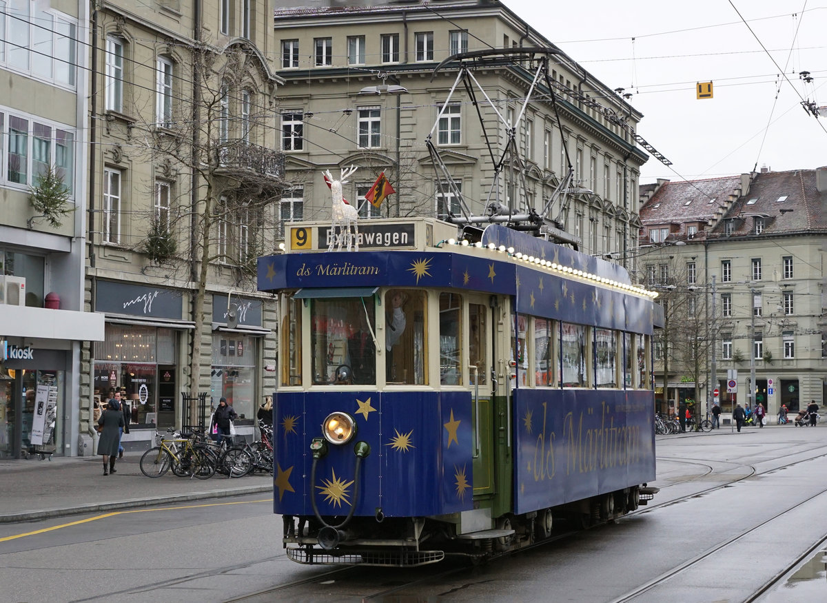 BERNMOBIL: Mrlitram Bern 16. Dezember 2017.
Auch dieses Jahr war in Zrich, Basel und Bern das beliebte vom St. Nikolaus chauffierte Mrlitram unterwegs.
Foto: Walter Ruetsch