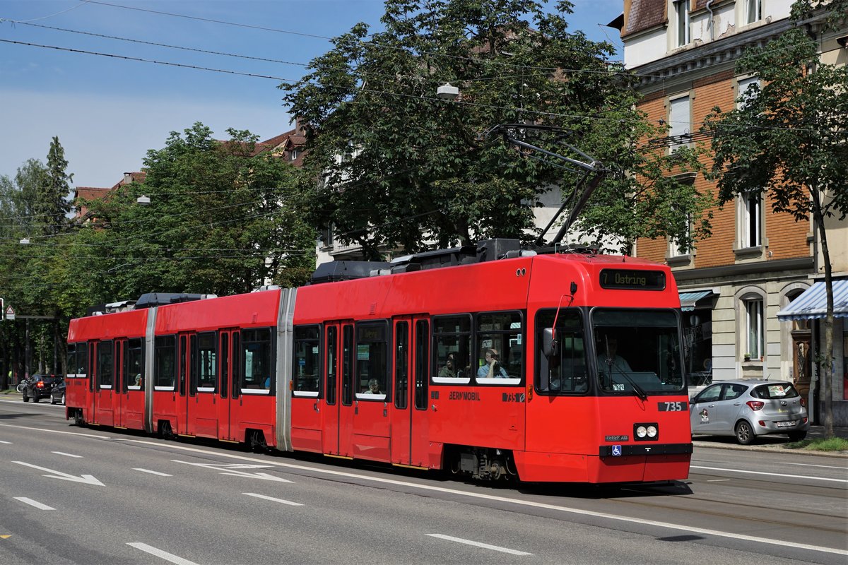 BERNMOBIL.
Die drei in der Stadt Bern verkehrenden Strassenbahntypen:
Das �lteste Tram, das Vevey Tram stammt aus dem Jahre 1989.
Verewigt kurz nach der Haltestelle Ostring am 15. Juni 2018.
Foto: Walter Ruetsch