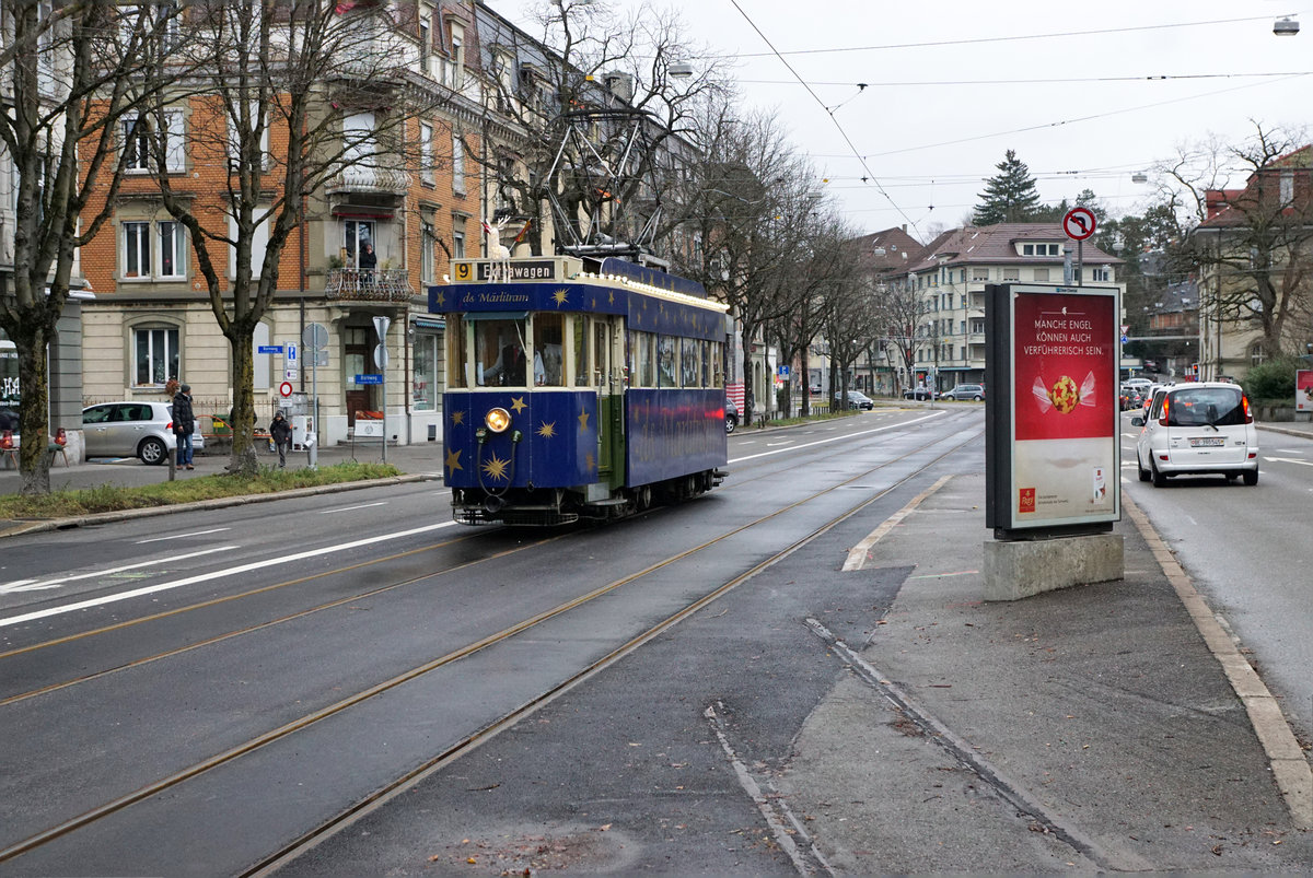 BERNMOBIL:
Mit dem Märlitram in Bern unterwegs am 16. Dezember 2017.
Rechts im Bilde erkennbar ist noch das ehemalige Anschlussgeleise zum damaligen Tramdepot Burgernziel.
Foto: Walter Ruetsch