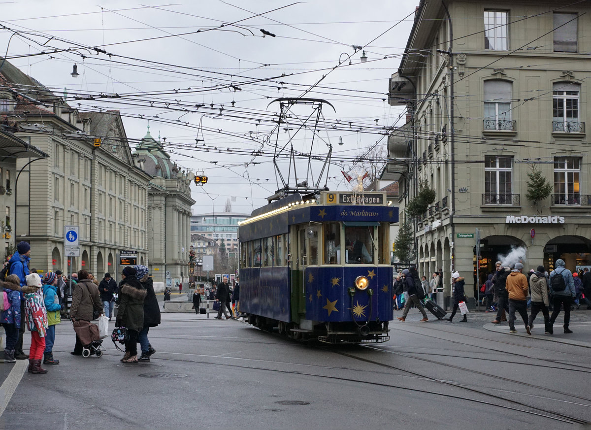 BERNMOBIL:
Mit dem Märlitram in Bern unterwegs am 16. Dezember 2017.
Foto: Walter Ruetsch