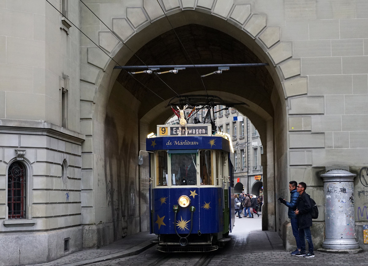BERNMOBIL:
Mit dem Märlitram in Bern unterwegs am 16. Dezember 2017.
Foto: Walter Ruetsch