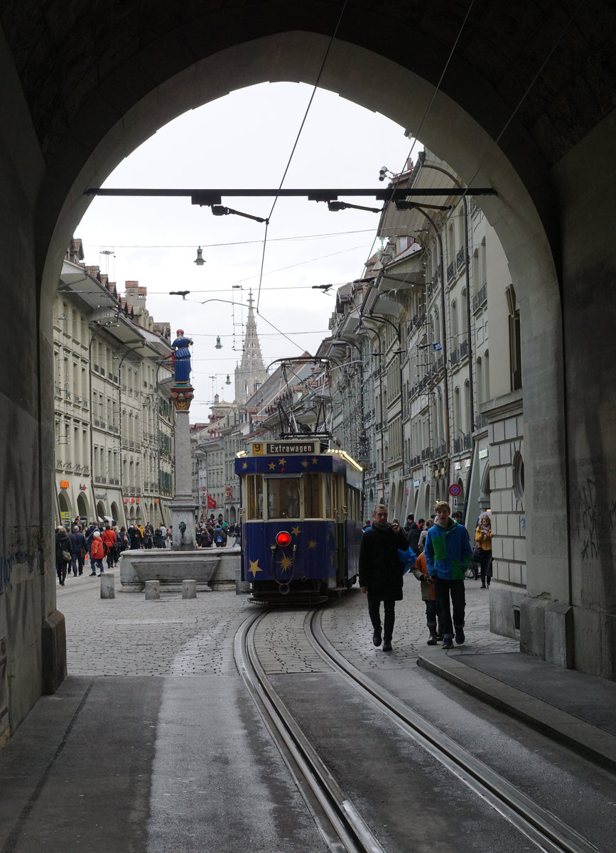 BERNMOBIL:
Mit dem Märlitram in Bern unterwegs am 16. Dezember 2017.
Foto: Walter Ruetsch