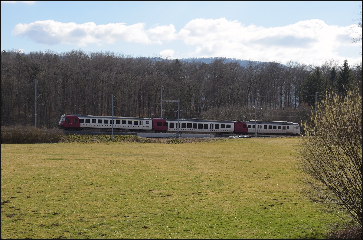 Besuch im Elsgau, heute bekannt als Ajoie.

Bei Alle ist RBDe 567 181 im TPC-Kleid für die CJ unterwegs. Februar 2022.