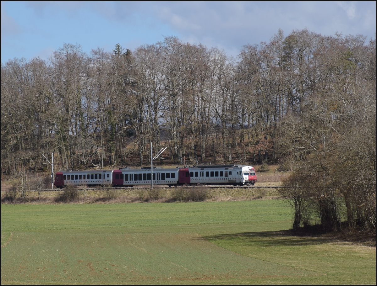 Besuch im Elsgau, heute bekannt als Ajoie.

Bei Alle ist RBDe 567 181 im TPC-Kleid für die CJ unterwegs. Februar 2022.