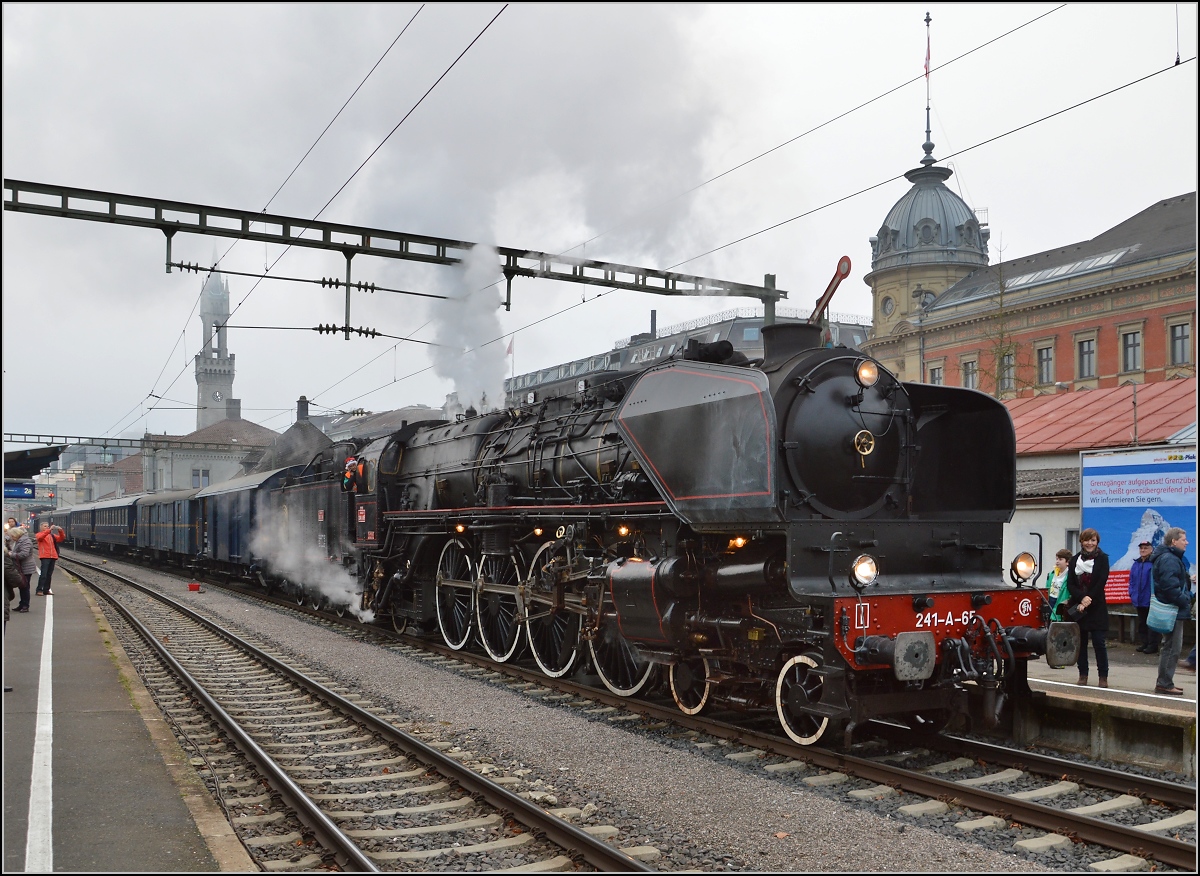 Besuch der Grande Dame 241-A-65 in Konstanz.

Ein bisschen Posieren steht auch einer alten Dame gut. Dezember 2015.