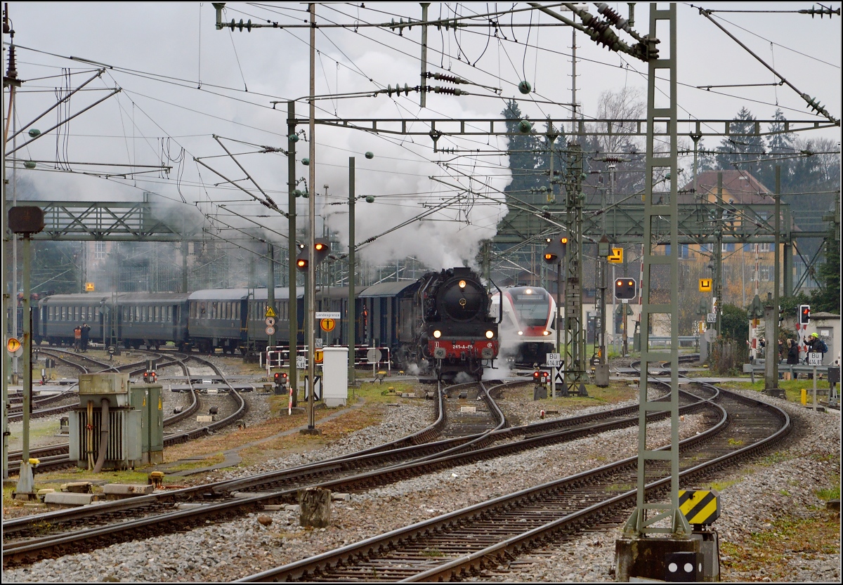 Besuch der Grande Dame 241-A-65 in Konstanz.

Hier beim Grenzbertritt nach Deutschland. Dezember 2015.