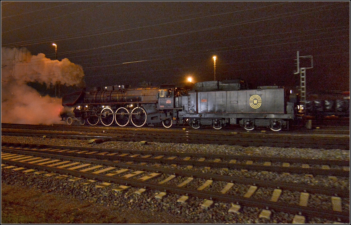 Besuch der Grande Dame 241-A-65 in Konstanz.

Kreuzen, damit man nach Kreuzlingen Hbf fahren kann. Dezember 2015.