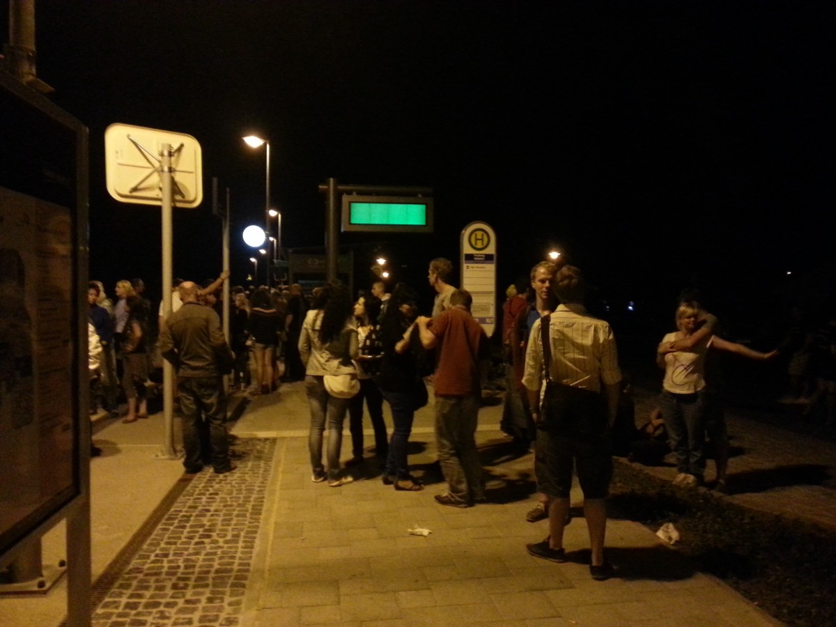 Besucher des 80. Freyburger Winzerfests warten um kurz nach Mitternacht des 08.09.2013 am Hp Freyburg auf die RB nach Halle (S) Hbf und die letzte RB nach Ro�leben.