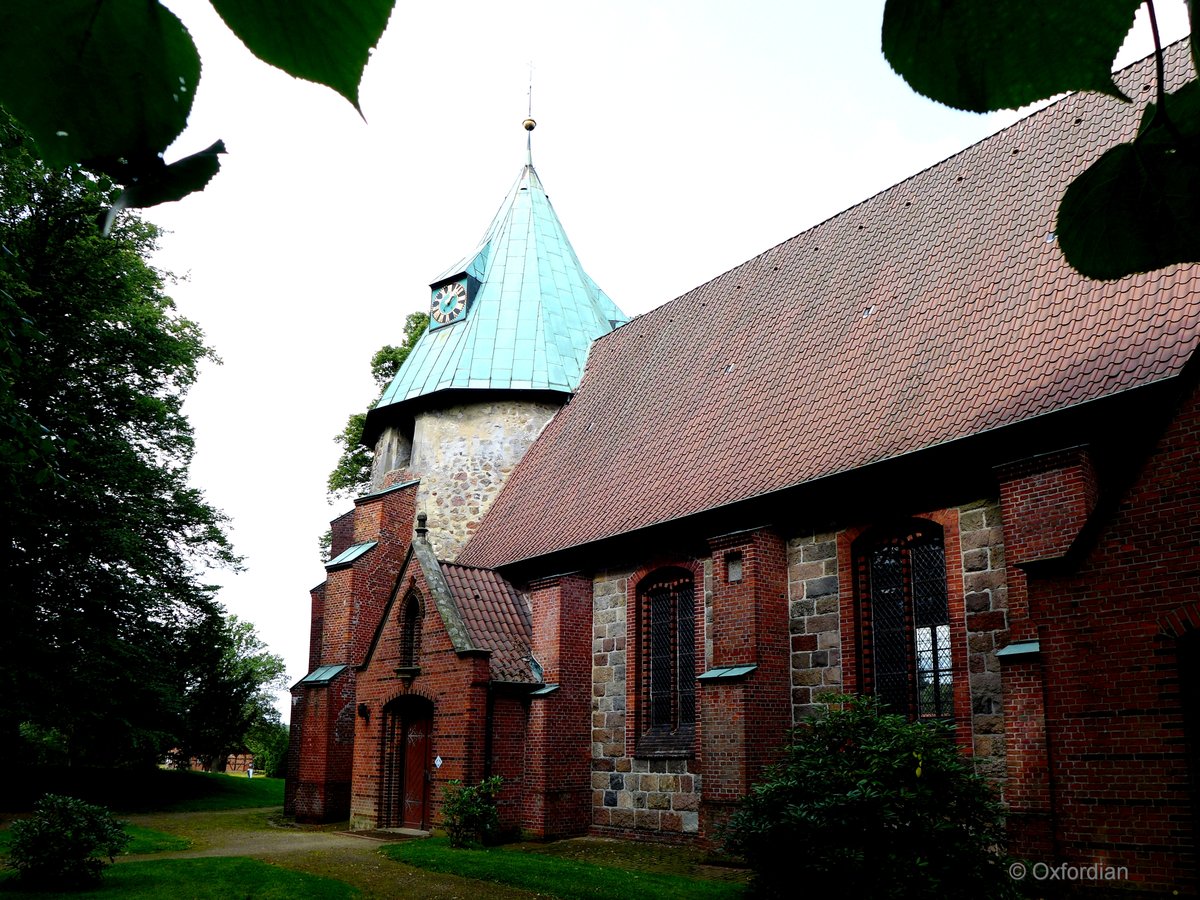 Betzendorf - Romanische Kirche St.-Peter-und-Paul erbaut zwischen 1200 und 1400. Der Rundturm erbaut aus Feldsteinen ist ein ehemaliger Flucht- und Wehrturm. Aufnahmedatum 2017-08.  