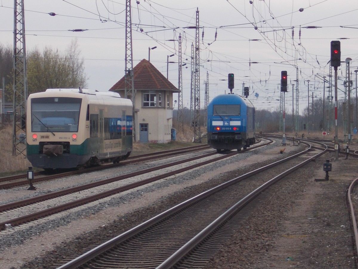 Bevor 253 015-8 nach Putbus zum Tanken fahren konnte,durfte der VT650 032-4,am 08.April 2015,zuerst nach Putbus fahren.So kam es am Ausfahrsignal in Bergen/Rügen zum Treffen beider PRESS Kollegen.