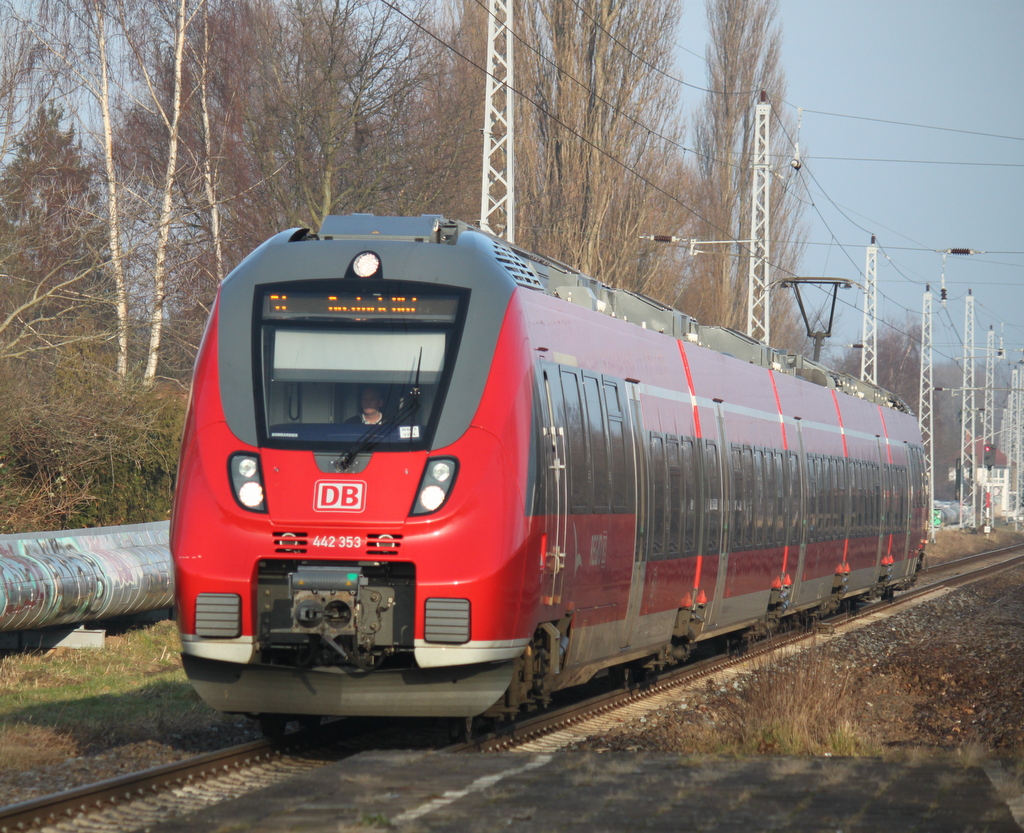 Bevor am 14.02.2015 die 193 831 kommen sollte lie sich 442 353-9 im Haltepunkt Rostock-Holbeinplatz blicken.