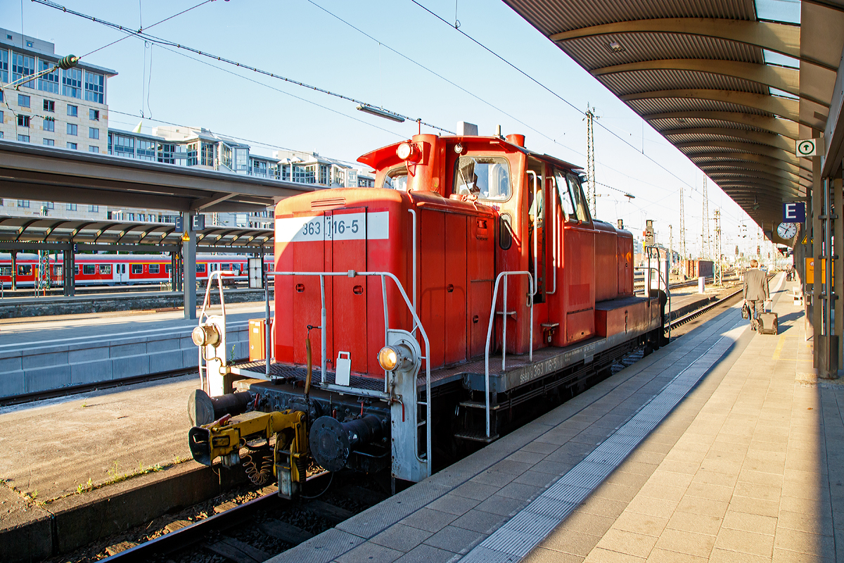 
Bevor ich in meinen Zug einsteige muss ich erst noch auf der anderen Bahnsteigseite ein Bild machen....

Die V60 - 363 116-5 (98 80 3363 116-5 D-DB) der DB Schenker Rail Deutschland fährt am 01.07.2015 in den Hbf Frankfurt am Main ein, um IC-Wagen zu rangieren. 


Die V 60 der schweren Bauart wurde 1963 bei MaK in Kiel unter der Fabriknummer 600431 gebaut und als DB V 60 1116 an die Deutsche Bundesbahn geliefert. In Jahr 1968 erfolgte die Umzeichnung in DB 261 116-8, eine weitere Umzeichnung in DB 361 116-7 erfolgte 1987. Nach dem Umbau mit dem Einbau einer Funkfernsteuerung erfolgte 1988 eine weitere Umzeichnung in DB 365 116-3. Im Jahr 2003 erfolgte eine Modernisierung durch die DB Fahrzeuginstandhaltung GmbH im Werk Chemnitz dabei bekam sie einen Caterpillar 12-Zylinder V-Motor CAT 3412E DI-TTA mit elektronischer Drehzahlregelung sowie u.a. eine neue Lichtmaschinen und Luftpresser, zudem erfolgte die Umzeichnung in die heutige 363 116-5. Ab 1999 gehörte sie zur DB Cargo AG, später Railion Deutschland AG bzw. der heutigen DB Schenker Rail Deutschland AG.


Technische Daten:
Spurweite: 1.435 mm (Normalspur)
Achsanordnung:  C
Höchstgeschwindigkeit im Streckengang: 60 km/h
Höchstgeschwindigkeit im Rangiergang: 30 km/h
Nennleistung: 465 kW (632 PS)
Drehzahl: 1.800 U/min
Anfahrzugkraft:   117,6 kN
Länge über Puffer: 10.450 mm
Höhe: 4.540 mm
Breite: 3.100 mm
Gesamtradstand: 4.400 mm
Kleinster bef. Halbmesser: R 100 m
Gewicht:   53,0 t
Radsatzlast max:   16,7 t
Kraftübertragung:  hydraulisch
Antriebsart:  Blindwelle-Stangen
