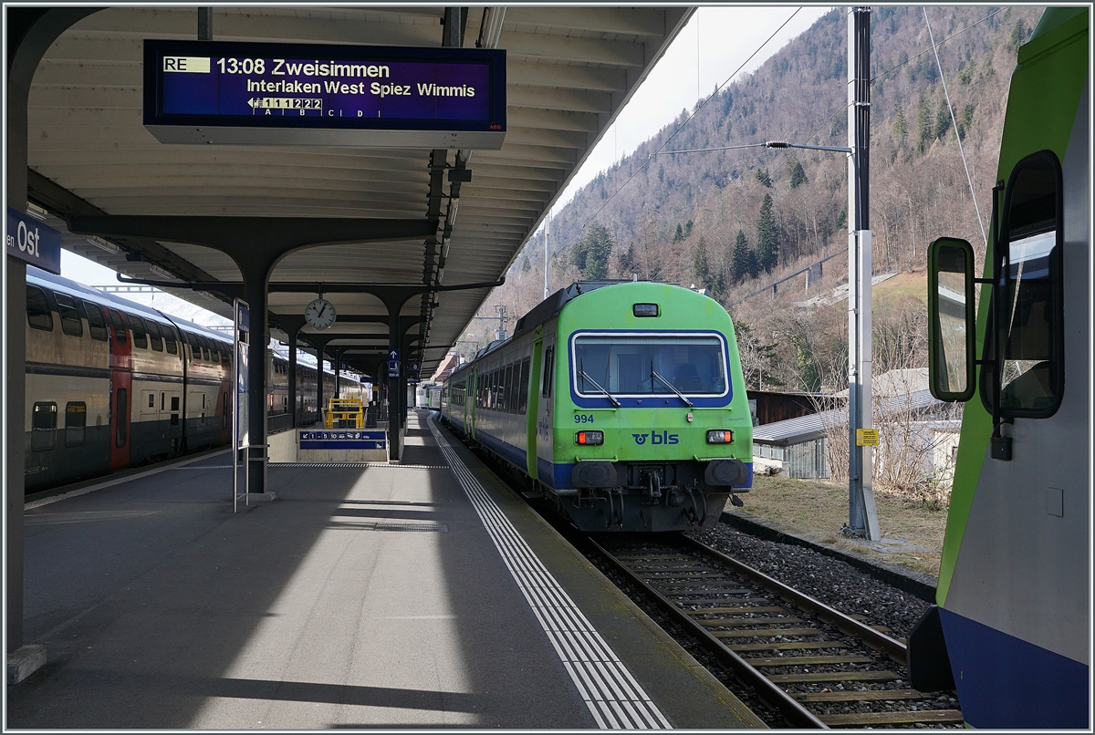 Bevor ich meinen Zug nach Zweisimmen einsteige noch ein Blick bzw. Bild von Hinten, auf den EW III Steuerwagen( EW III Bt 50 85 80-35 994-3 CH-BLS). 

17. Februar 2021