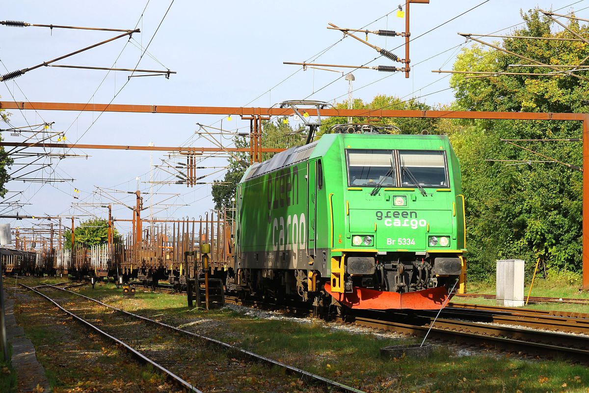 Bevor der Überführungszug mit der hvle 246 001 an der Spitze in den Bahnhof Pattburg einfahren konnte, verließ erst die GreenCargo Br 5334 mit ihrem Güterzug den Bahnhof Pattburg/Padborg 10.10.2022