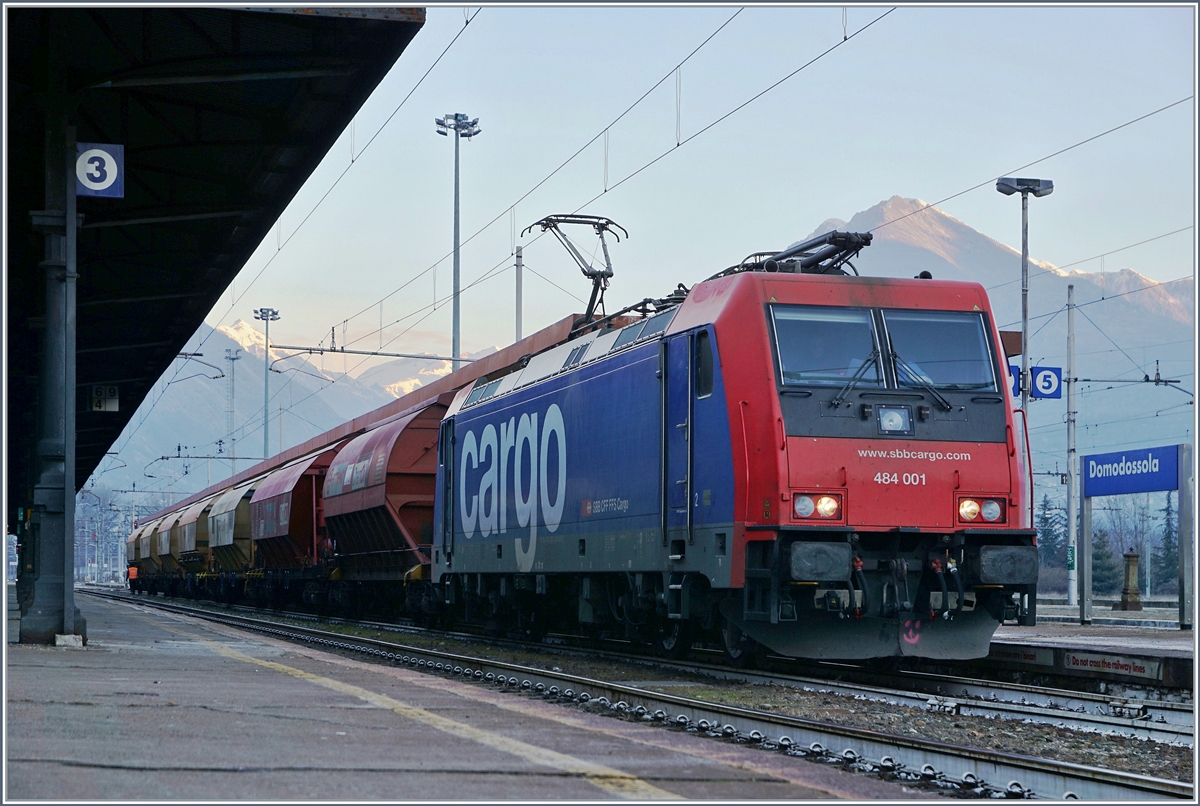 Bild 2: Nach wenigen Minuten steht die SBB Cargo Re 484 001 an anderen Ende des Zuges. Zum Umsetzen fuhr die Lok im nördlichen Bahnhofsteil mit Wechselstrom, während sie im Italienverkehr via Domodossola sonst praktisch nur mit Gleichstrom versorgt wird.
7. Jan. 2017