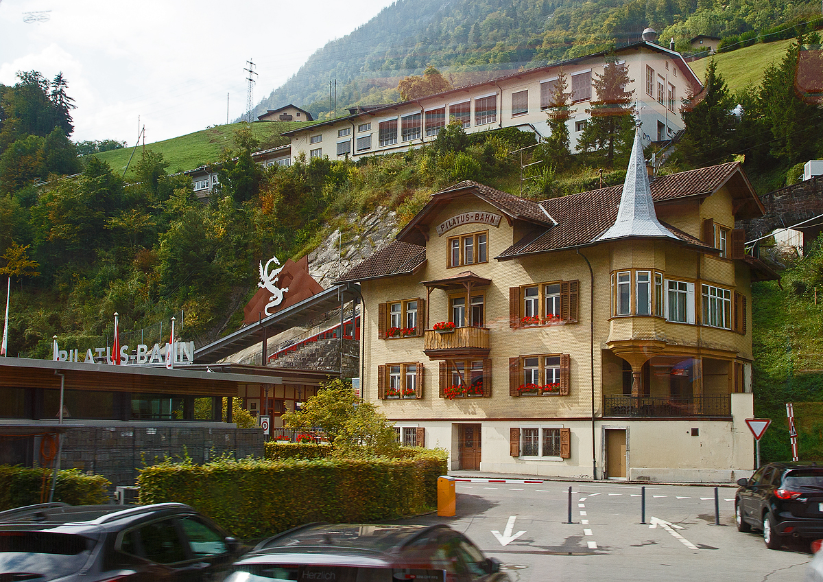 Bild aus unserem Brünig-Zug (zb Interregio nach Luzern) in Alpnachstad auf die Talstation der Pilatusbahn (PB) am 09.09.2021.

Seit 1889 führt die Zahnradbahn von Alpnach auf den Pilatus, rund 30 Minuten Fahrzeit, hinauf. Mit bis zu 48 Prozent Steigung ist sie die steilste Zahnradbahn der Welt. Sie erklimmt Meter für Meter den Weg von Alpnachstad nach Pilatus Kulm, vorbei an blühenden Alpenwiesen und markanten Felsformationen.