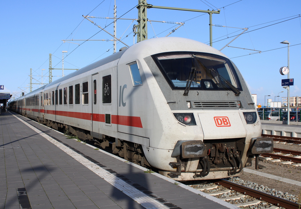 Bimmdzf 51 80 80-95 004-2 als IC 2901(Warnemünde-Dresden)kurz vor der Ausfahrt in Warnemünde.21.11.2021