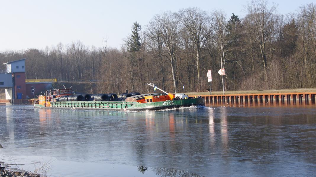 Binnenschiff AGT 06 aus Stettin im Oder - Havel - Kanal bei Marienwerder am 14.02.15_1430 Uhr - Interessant war, 
dass die Bugwelle bereits 500 m vor dem Schiff das Eis gebrochen hat. Hörte sich unheimlich an. Bild 1