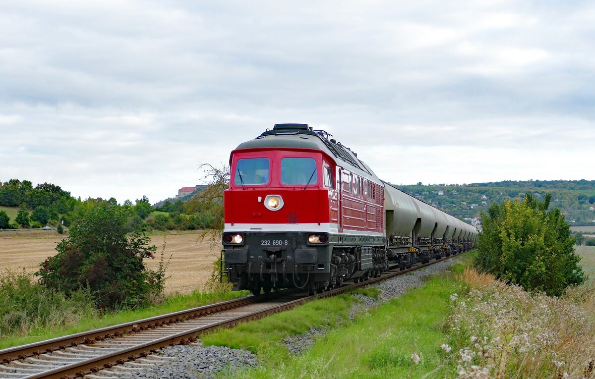 Bis Naumburg (S) Hbf war die EBS 232 690-8 am 22.08.2025 mit leeren Kohlestaubwagen von Karsdorf nach Spreewitz auf der #Unstrutbahn bei Kleinjena unterwegs. (Foto: Bahnbilder an Saale und Unstrut)