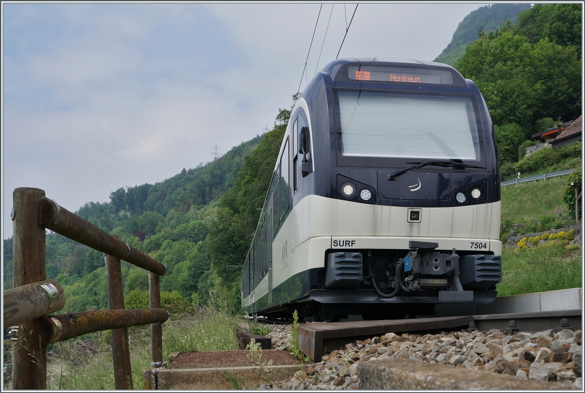 Bis zum Fahrplanwechsel im Dez. 2020 wendete etliche  Vorortszüge  von Montreux kommend in Sonzier, welches eigentlcih  nur  eine Haltestelle ist. Im Bild der CEV MVR ABe h 2/6 7504  VEVEY  bei der Ankunft in Sonzier. Seit dem Fahrplanwechsel verkehren alle  Vorortszüge  bis Les Avants, aber nur noch im Stunden- und nicht mehr im Halbstundentakt, dafür halten die neu stündlichen Regionalzüge Montreux - Zweisimmen an den meisten Stationen. 

16. Mai 2020