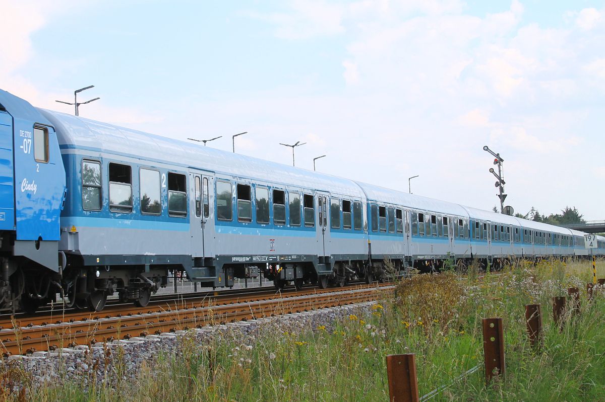 blaue GfF n-Wagen des Schülersonderzuges Dortmund - Westerland (Sylt) am Einfahrtsignal von Niebüll 15.08.2022