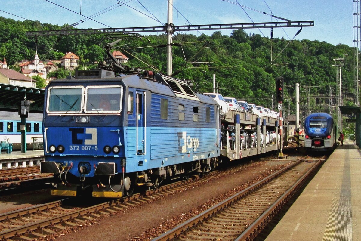 BLG Autotransportzug mit CD Cargo 372 007 durchfahrt Decin hl.n. am 22 Mai 2015.