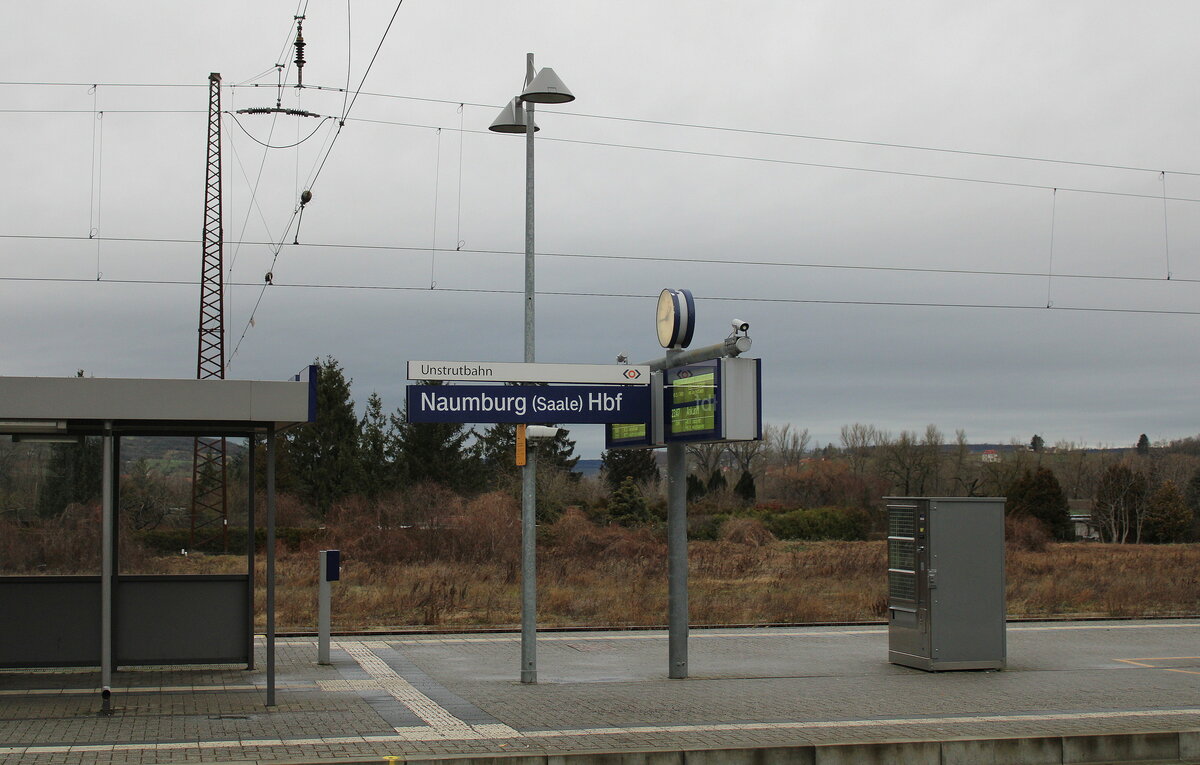 Blick am 02.01.2024 auf Bahnsteig 4 und 5 in Naumburg (S) Hbf. Leider noch bis 31.01.2024 ohne Personenverkehr auf der Unstrutbahn. https://www.abellio.de/rb-77