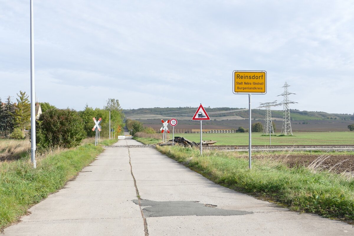 Blick am 11.10.2023 zum Bahnübergang am Umspannwerk in Reinsdorf (Nebra). Dieser wurde im Zuge der Gleisbauarbeiten saniert. (Foto: Wolfgang Krolop)