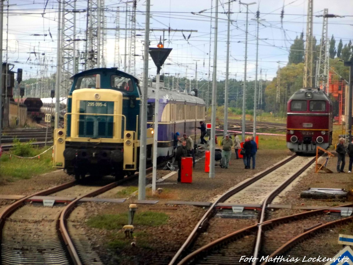 Blick auf die 295 095, den SVT 137 234 und die 120 274 aus der V75 018 (107 018) in Falkenberg/Elster am 9.10.16