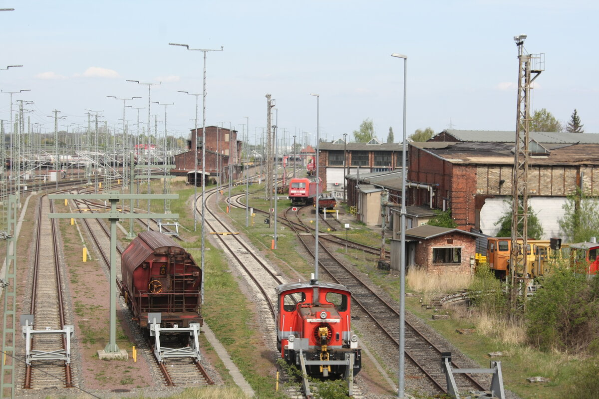 Blick auf die Ausgeschlachtete 101 129 im Bw Halle G am 29.4.22