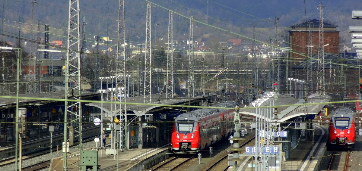 Blick auf den Bahnhof Bamberg im Februar 2014.
Rechts steht die RB nach Kronach, in der Bildmitte ist die S1 Richtung Nürnberg zu sehen.