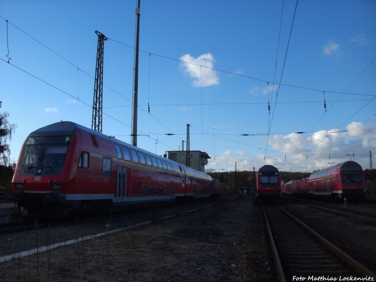 Blick auf den Bahnhof Halle-Nietleben, wo sich 2 Zge der Linie S7 auf grund des Streiks abgestellt sind und ganz auen rechts stehen die Z-Gestellten Dostosteuerwagen und 143er am 8.11.14