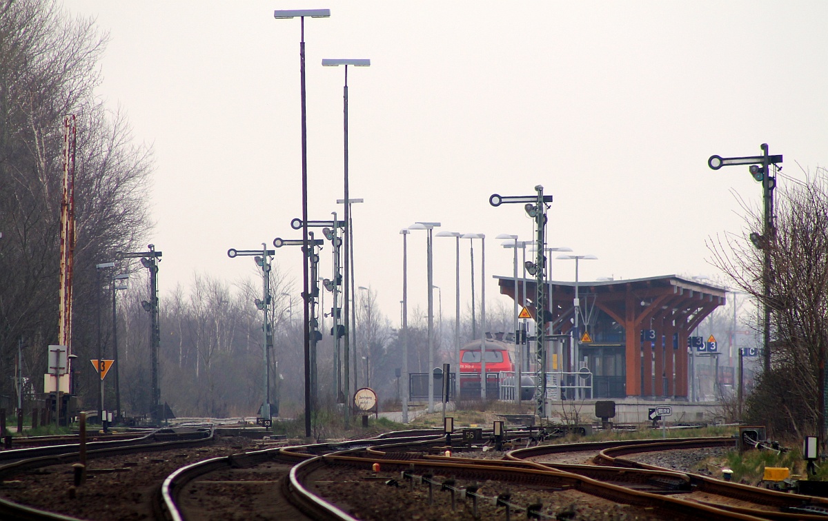 Blick auf den Bahnhof Niebüll mit seinen Flügelsignalen, aufgenommen von öffentlicher Strasse am DB AutoZug Betriebswerk. 02.04.2014