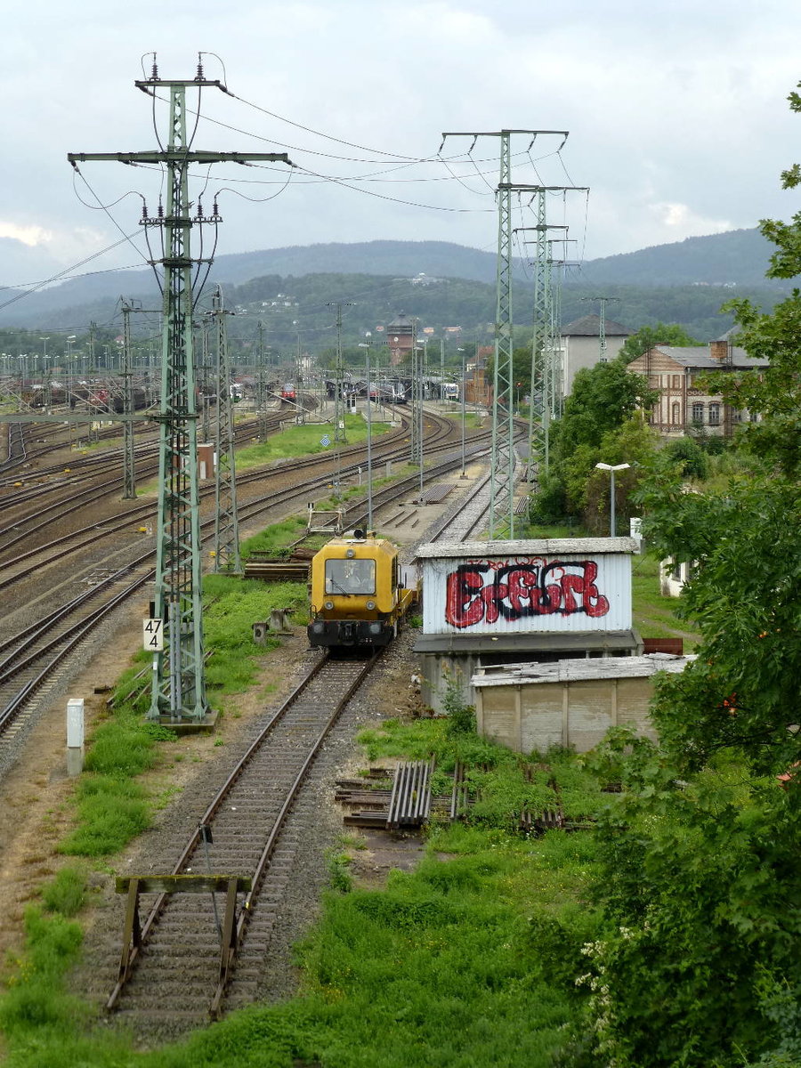 Blick auf den Bahnhof Saalfeld; im Vordergrund ein kleiner SKL auf einem Abstellgleis. 2.8.16