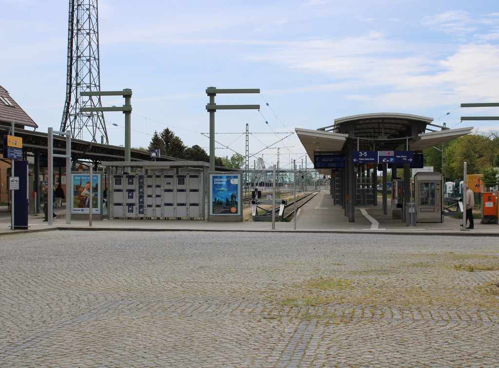 Blick auf den Bahnhofs-Vorplatz in Warnemünde.21.05.2020