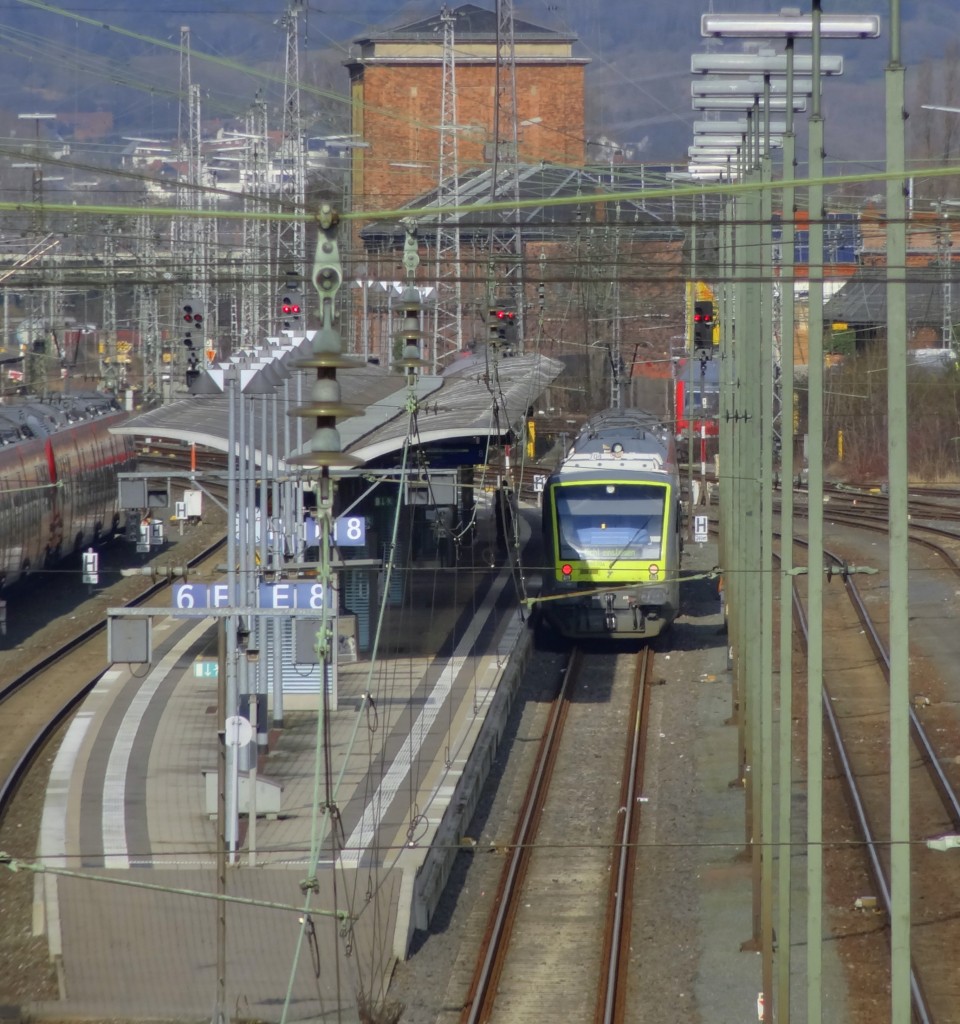 Blick auf den Bahnsteig von Gleis 6/8 in Bamberg. 
Am Gleis 8 steht die Agilis nach Ebern bereit.
Aufgenommen im Februar 2014.