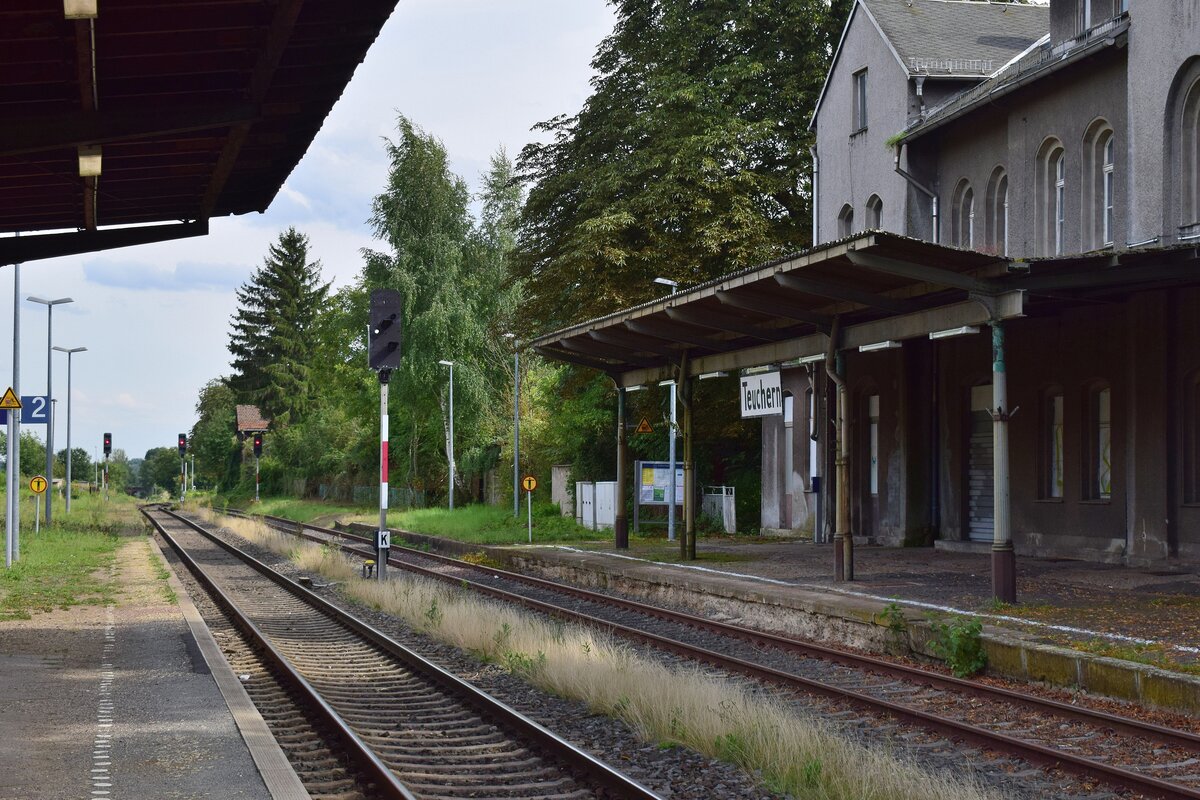 Blick auf die Bahnsteige am 11.08.2021 in Teuchern in Richtung Zeitz. Man beachte das Zwischensignal in Gleis 2 welches heute keinen wirklichen nutzen mehr hat. (Foto & Text: Dennis Fiedler)