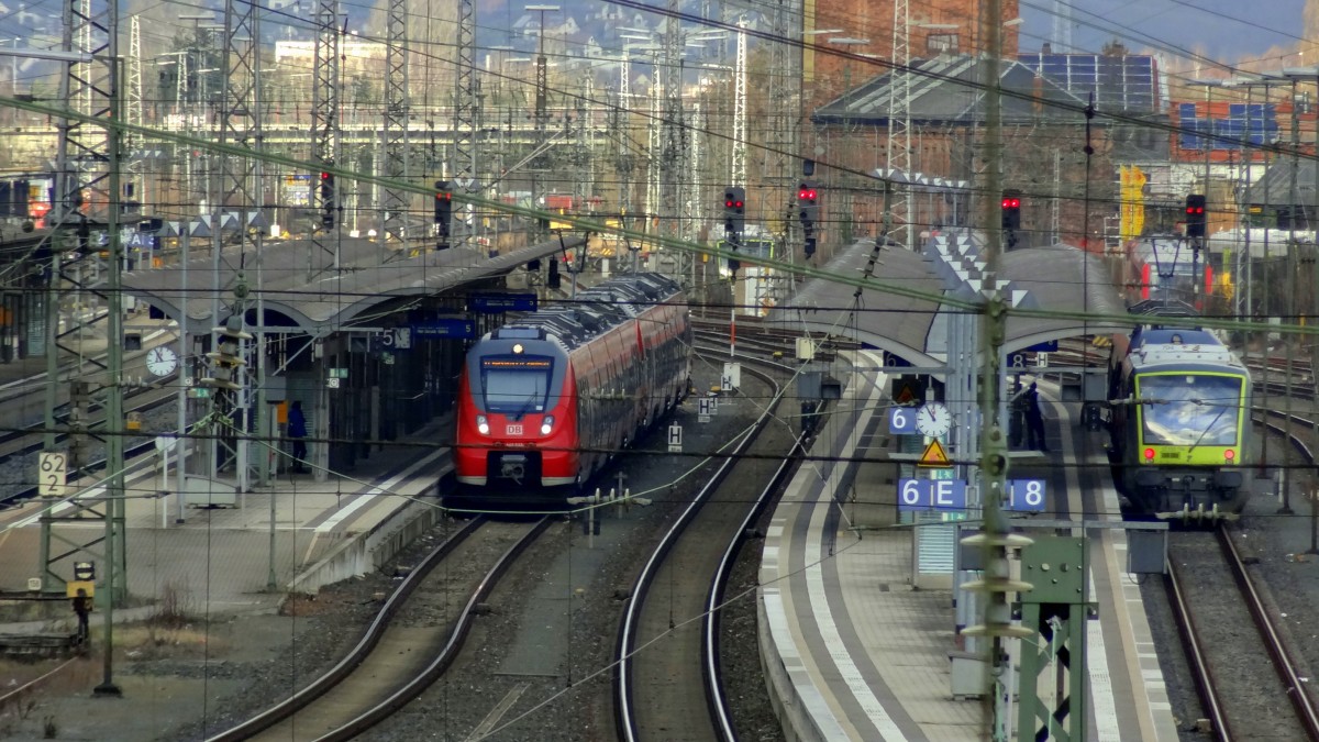 Blick auf die Bahnsteige im Bahnhof Bamberg. Am Gleis 8 steht eine Agilis nach Ebern bereit und rechts auf Gleis 5 steht die S1 Richtung Nürnberg. Aufgenommen im Februar 2014.