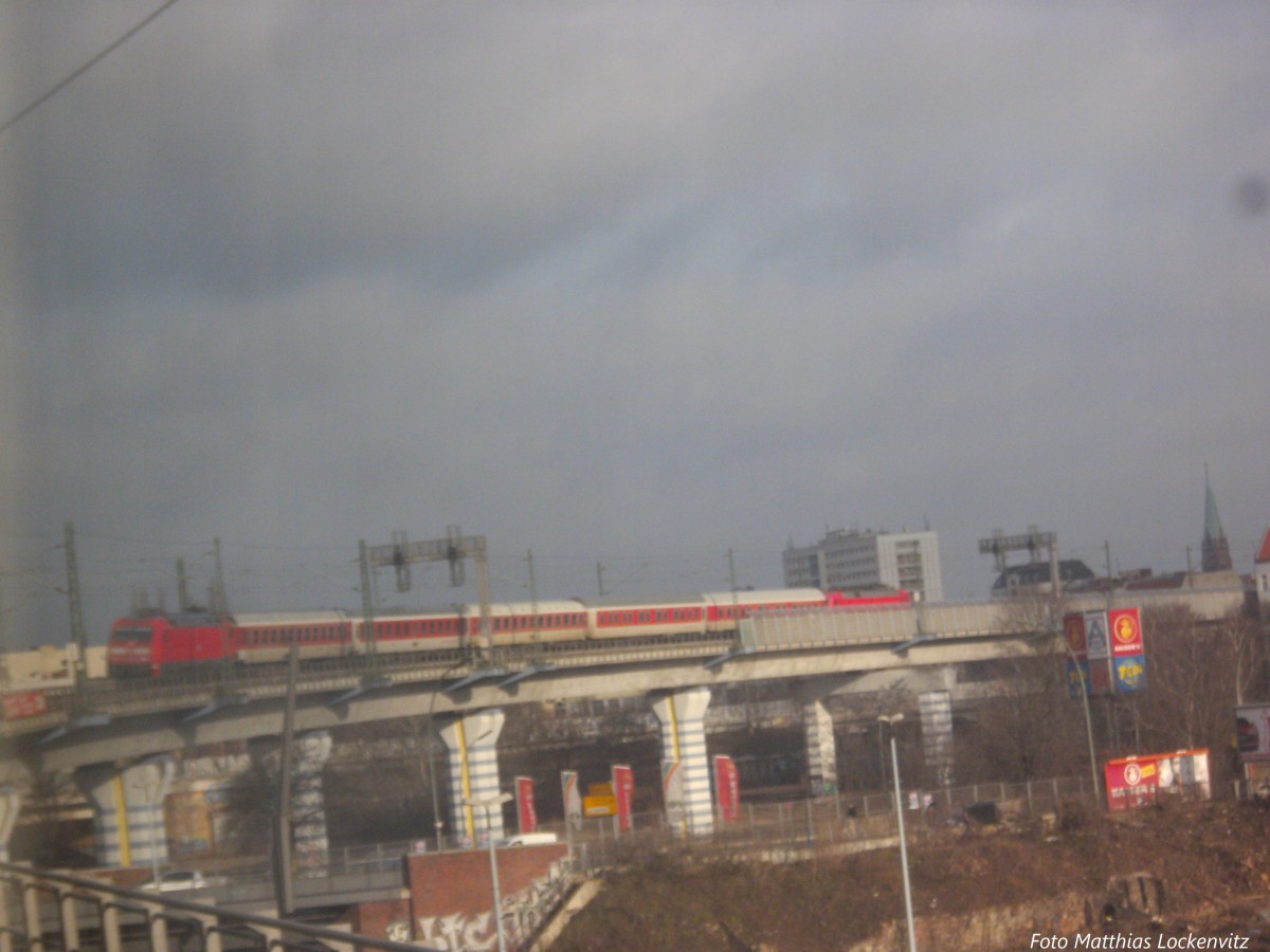 Blick auf die BR 120 & BR 101 mit einem Nachtzug zwischen Berlin Gesundbrunnen und Berlin Hbf (Tief) am 14.2.14