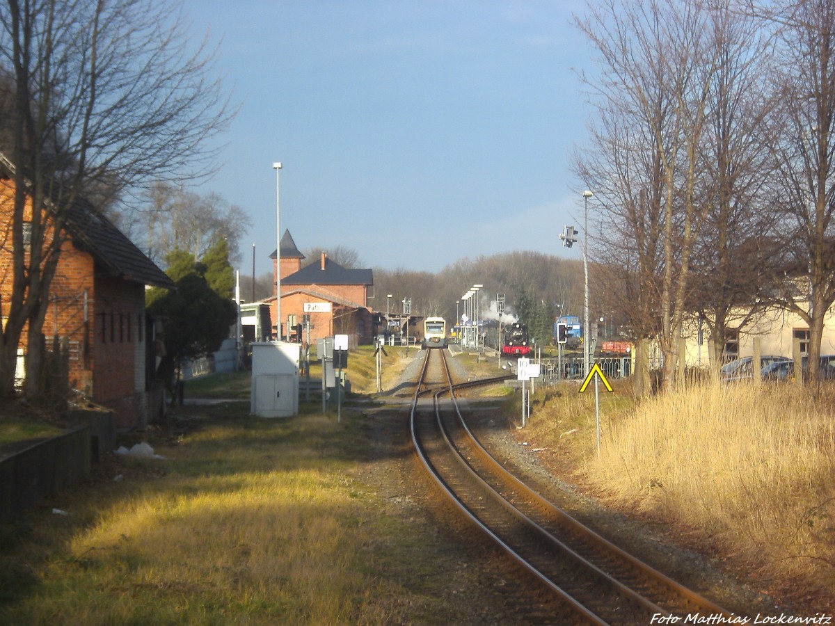 Blick auf dem Bahnhof Putbus, wo der PRESS 650 032-4 mit ziel Bergen auf Rügen & RüBB 99 4802 zusammen mit der RüBB 251 901 mit ziel Lauterbach Mole jeweils zur Abfahrt bereit stehen am 27.12.13