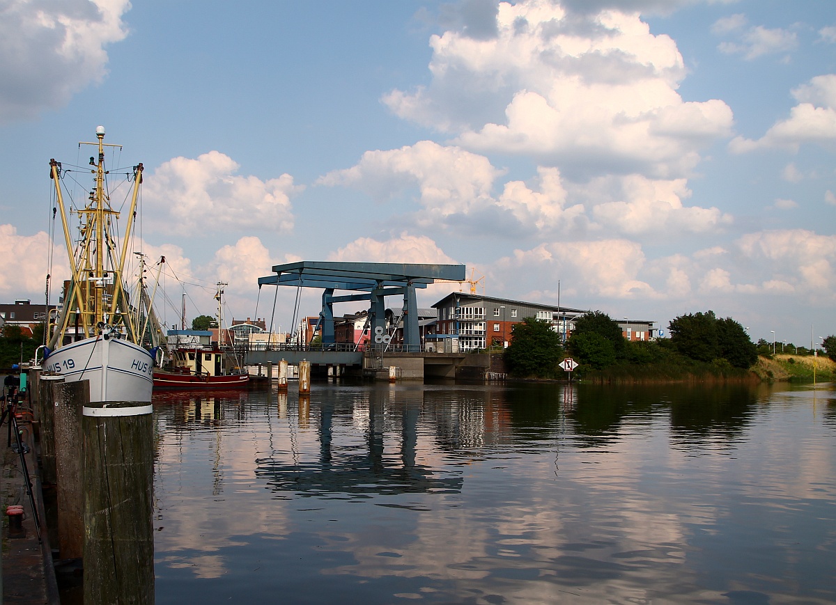 Blick auf die Einspurige Eisenbahn-Klappbrücke in Husum, Standort Hafen Husum 01.08.2014