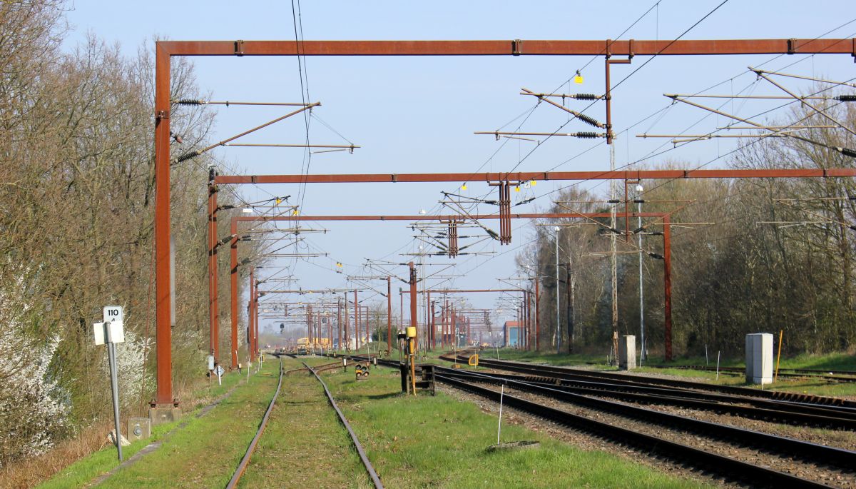 Blick auf den Grenzbahnhof Pattburg, rechts die Einfahrt meistens fr Personenzge, links die Ein/Ausfahrgruppe fr die Gterzge. Pattburg 07.04.2019